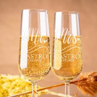 Personalized Unique Gift for Couple 2pcs Mr and Mrs Champagne Flutes Custom Bride and Groom Champagne Glasses Wedding Favors
